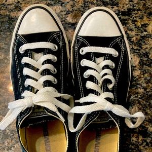 Converse. Black/white. Low top. Women’s 7.5. Mens 5.5